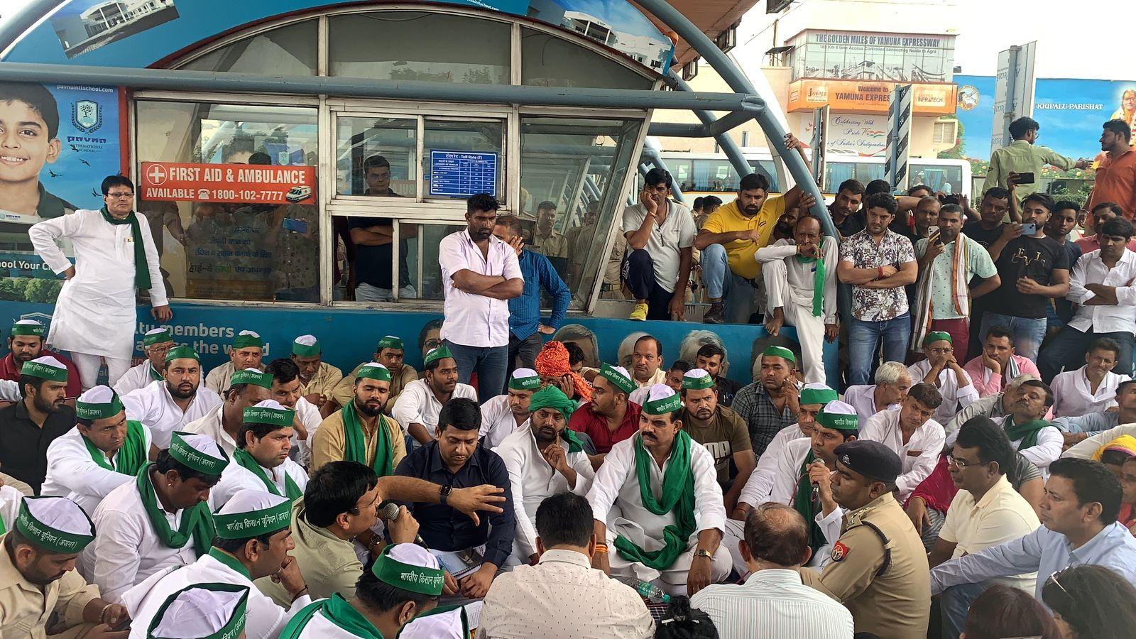 Jewar News : किसानों की मांग को लेकर जेवर टोल प्लाजा पर धरना