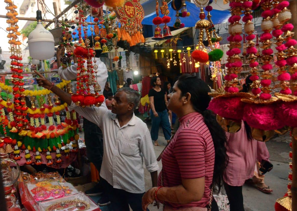 Diwali Shopping: दिवाली की चमक से बाजार में लौटी रौनक, लोगों ने खूब की खरीदारी