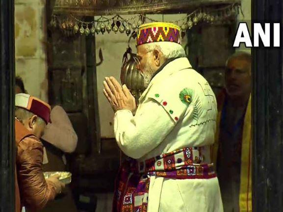 Modi in Uttrakhand मोदी ने पर्वतीय पोशाक पहन किया केदारनाथ का पूजन, 3400 करोड़ की परियोजनाओं का करेंगे शिलान्यास