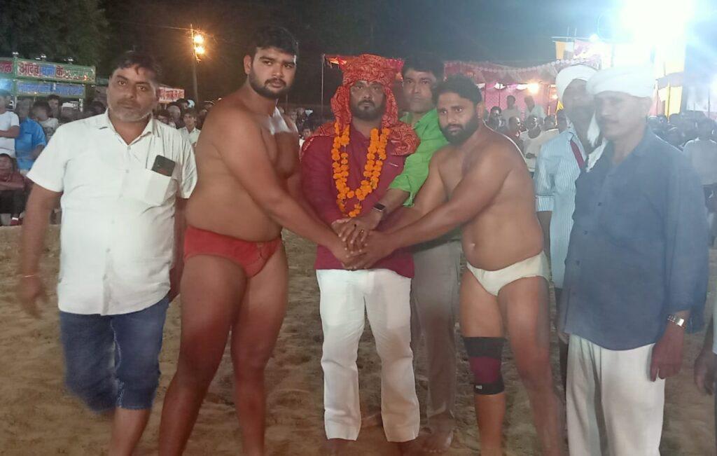 Bal Dangal was organized in the ongoing fair on the occasion of Navratri at Shri Durge temple located in Jewar.