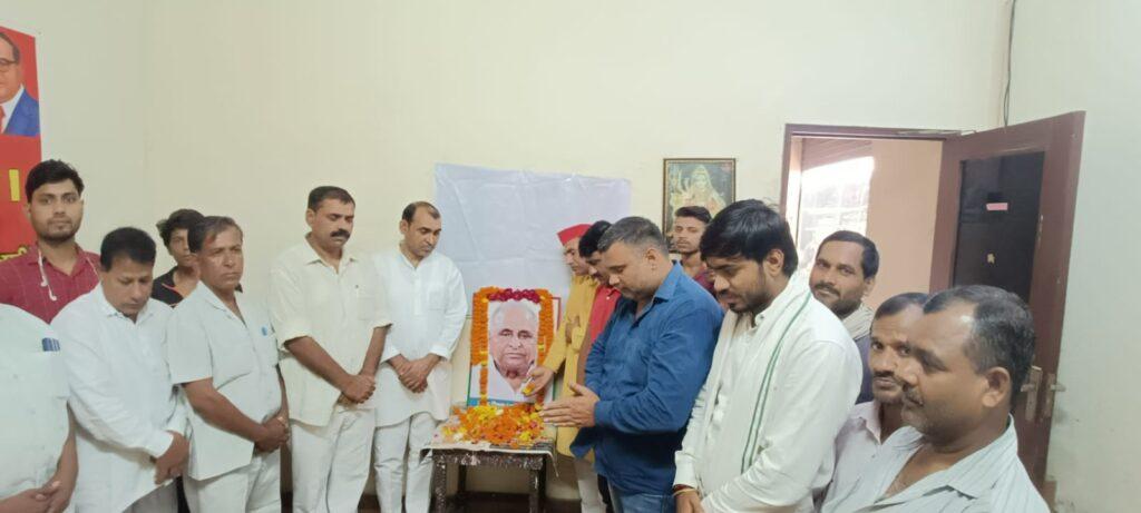 Tribute Given to Mulayam singh yadav by Sp leaders in Noida