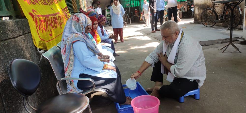 : Honored by washing feet of women sweepers