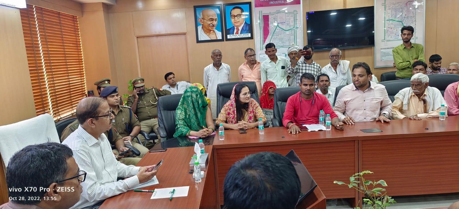 Greater Noida Farmers News : किसानों के साथ दूसरे दौर की बैठक शुरू, डीएम और जेवर विधायक भी पहुंचे