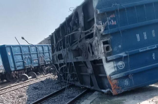Rail Accident : यूपी के फतेहपुर के पास मालगाड़ी के 30 डिब्बे पटरी से उतरकर एक दूसरे पर चढ़े, दिल्ली हावड़ रूट बाधित