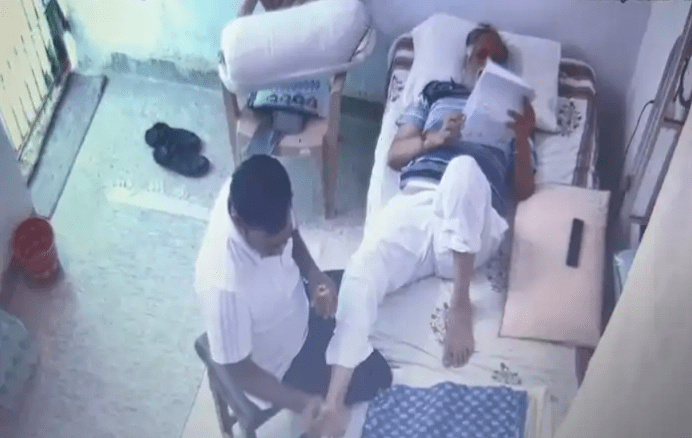 Delhi News तिहाड़ जेल से आए वीडियो में सत्येंद्र जैन पैरों की मालिश कराते दिखे