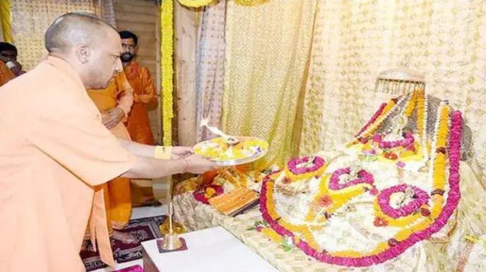 CM Yogi आदित्यनाथ ने अयोध्या में दर्शन पूजन किया