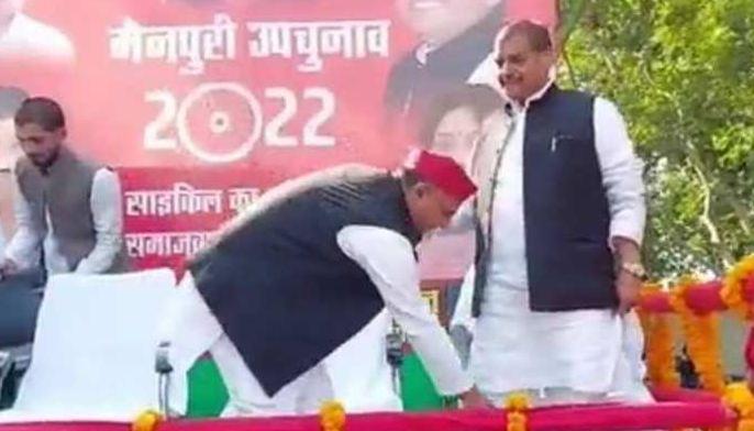 Mainpuri by-election: अखिलेश ने मंच पर शिवपाल के पैर छुए, बोले-चाचा, भतीजे में कभी दूरियां नहीं रहीं
