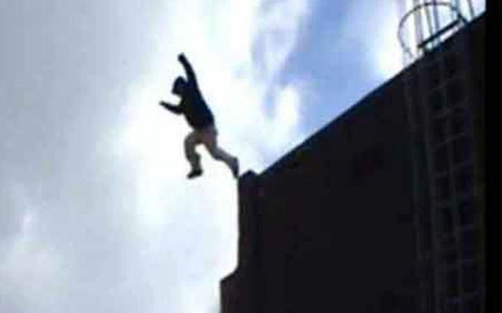 Ghaziabad गुड बॉय स्टेटस लगाकर 14वीं मंजिल से कूदा छात्र