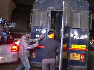 LATEST UPDATE Big Breaking: श्रद्धा के हत्यारोपी को लेकर जा रही पुलिस वैन पर हमला