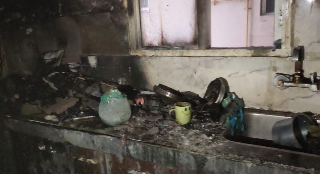 Greater Noida फ्रिज के कंप्रेसर फटने से किचन में लगी आग, उपकरण नहीं किए काम