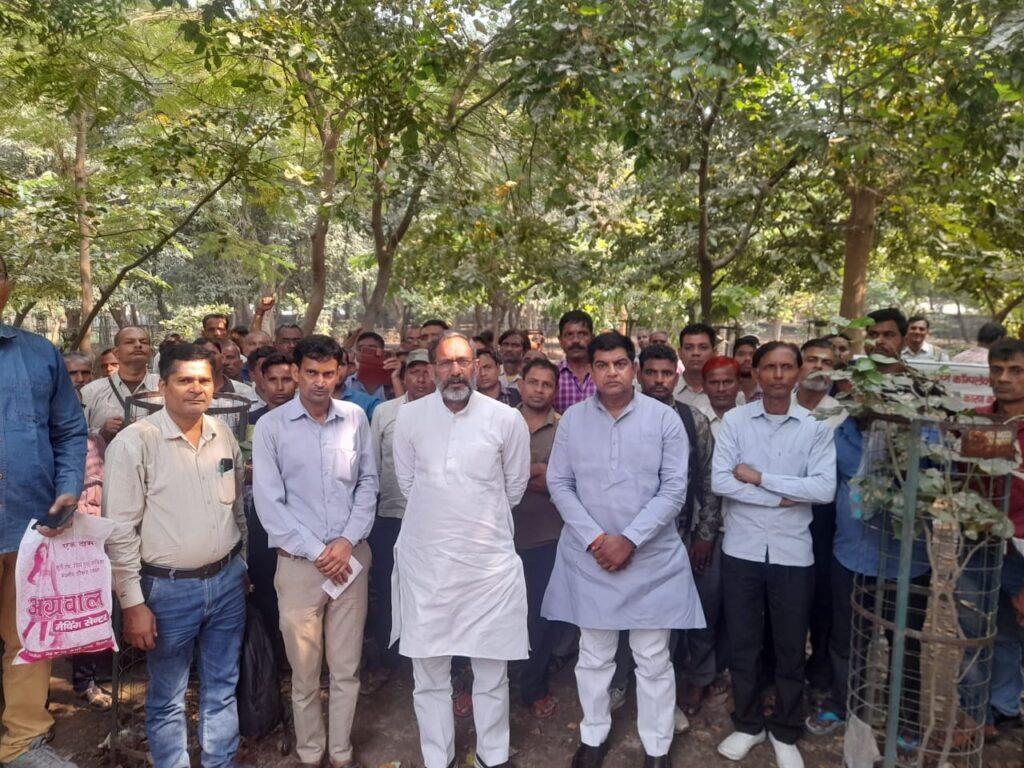 SP's national spokesperson Rajkumar Bhati assured the farmers by reaching the protest site