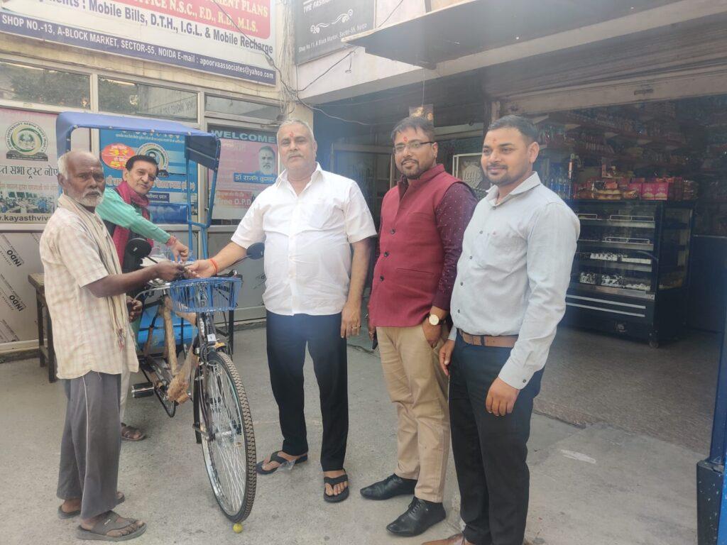 Social worker gave rickshaw to the poor