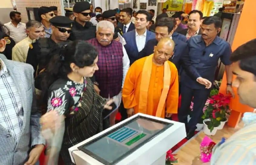 CM inspected the stalls of Noida-Greno Authority