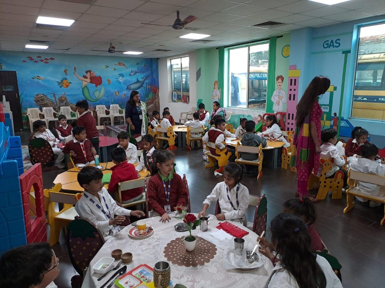 जीडी गोयनका पब्लिक स्कूल में टेबल मैनर्स के बारे में बच्चों के लिए कार्यशाला का आयोजन