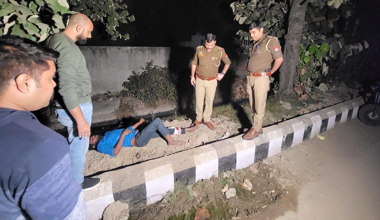 Noida News : ई-रिक्शा लूटने वाले बदमाश को मुठभेड़ के बाद पकड़ा
