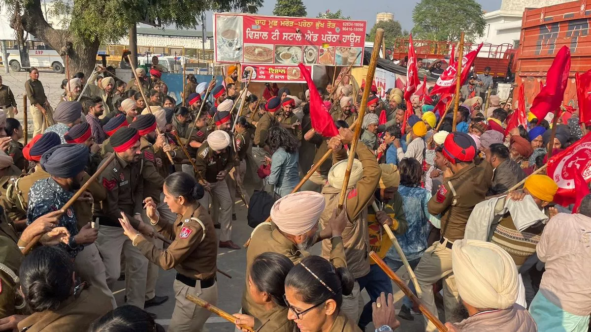 Punjab: पंजाब में प्रदर्शनकारी मजदूरों पर पुलिस ने बरसाईं लाठियां, कई घायल