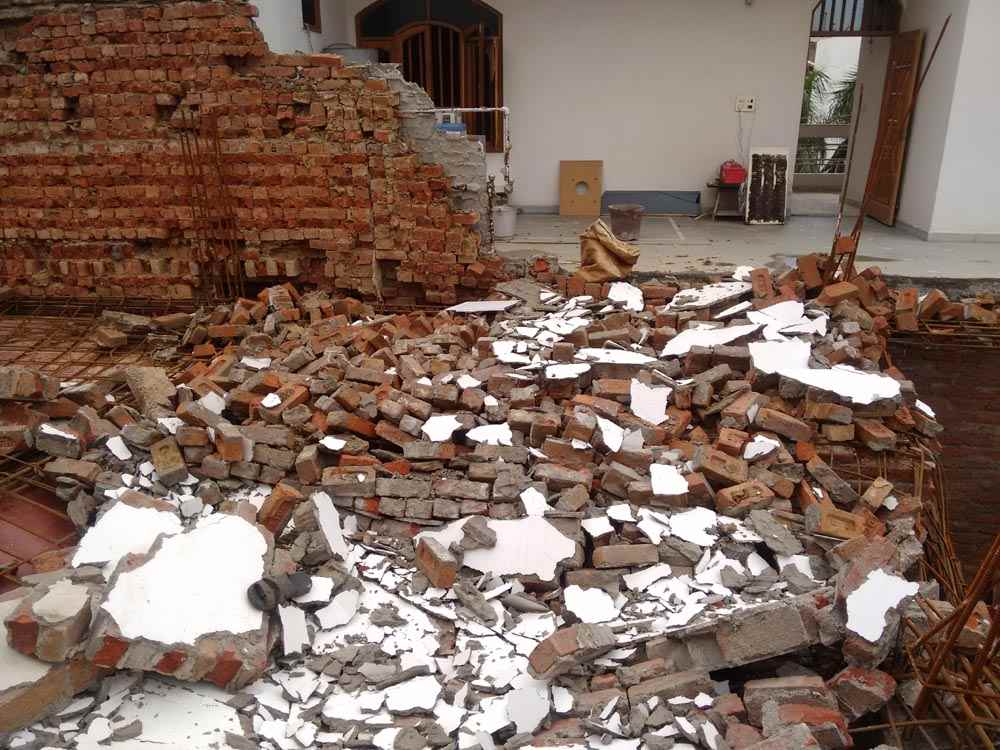 Noida News : नोएडा में निर्माणाधीन मकान की दीवार गिरने से दो घायल