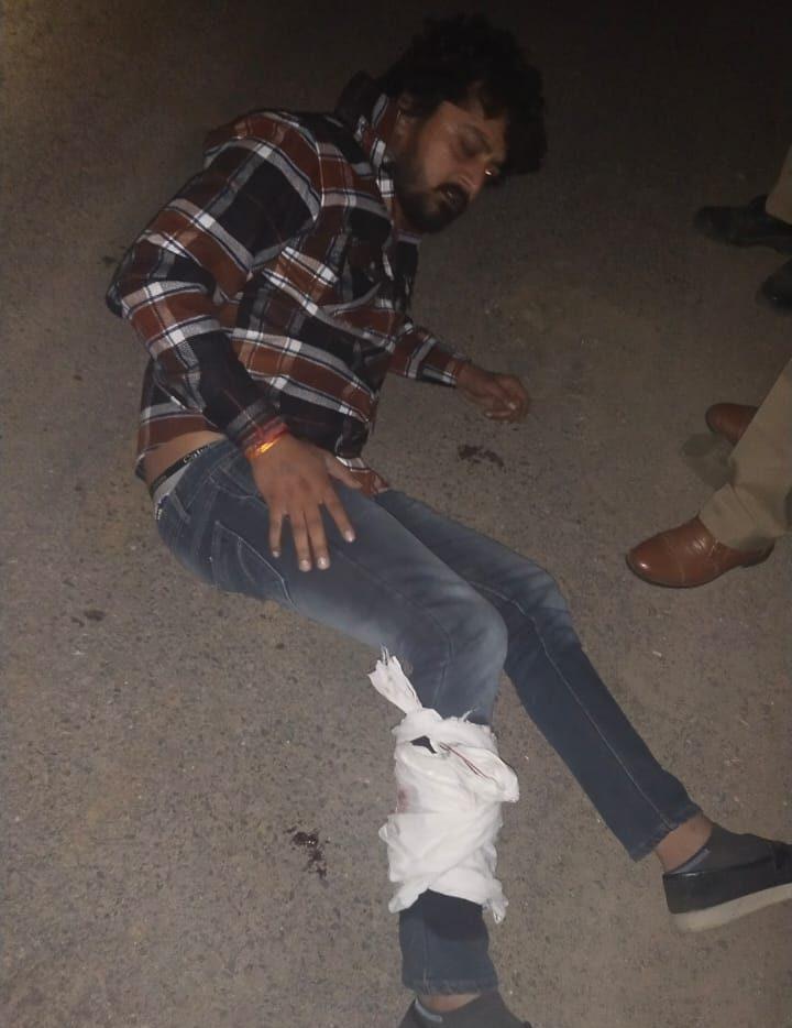 Greater Noida News : बुलेट पर सवार बदमाश को पुलिस ने मारी गोली