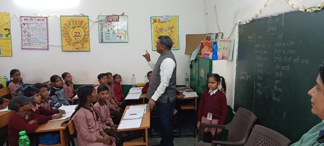 Greater Noida : शिक्षा व्यवस्था सुधारने और बच्चों की सीखने की क्षमता बढ़ाने को लेकर सीडीओ ने शिक्षकों को दिए निर्देश