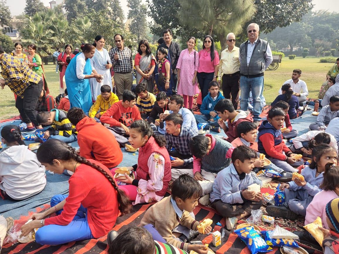 Noida News : दिव्यांग बच्चों की  खिलखिलाहट से चहक उठा पार्क