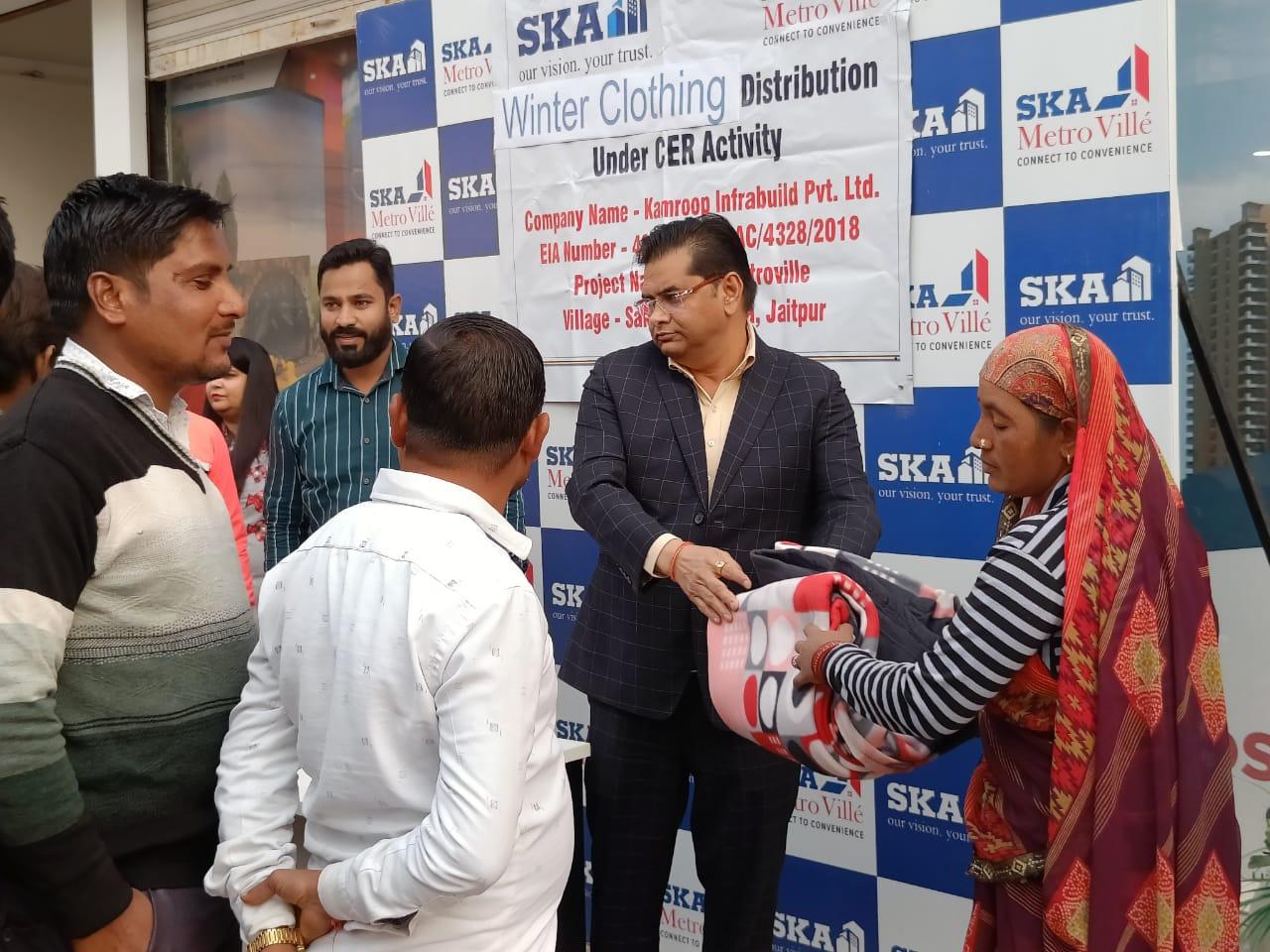 Greater Noida News : एसकेए ग्रुप ने सीईआर के तहत जरूरतमंदों को बांटे कंबल