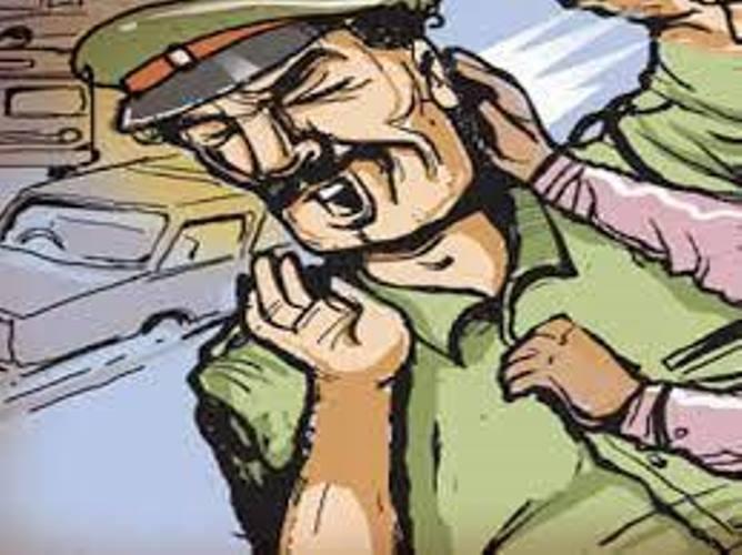 UP News : बुलडोजर बाबा योगी आदित्यनाथ की पुलिस को महिलाओं ने धुना
