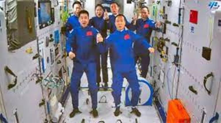 International News : अंतरिक्ष में पहली बार एकत्रित हुए चीन के छह अंतरिक्ष यात्री
