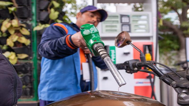 Petrol-Diesel Price: पेट्रोल-डीजल की कीमत में नहीं हुआ बदलाव ! फटाफट चेक करें रेट