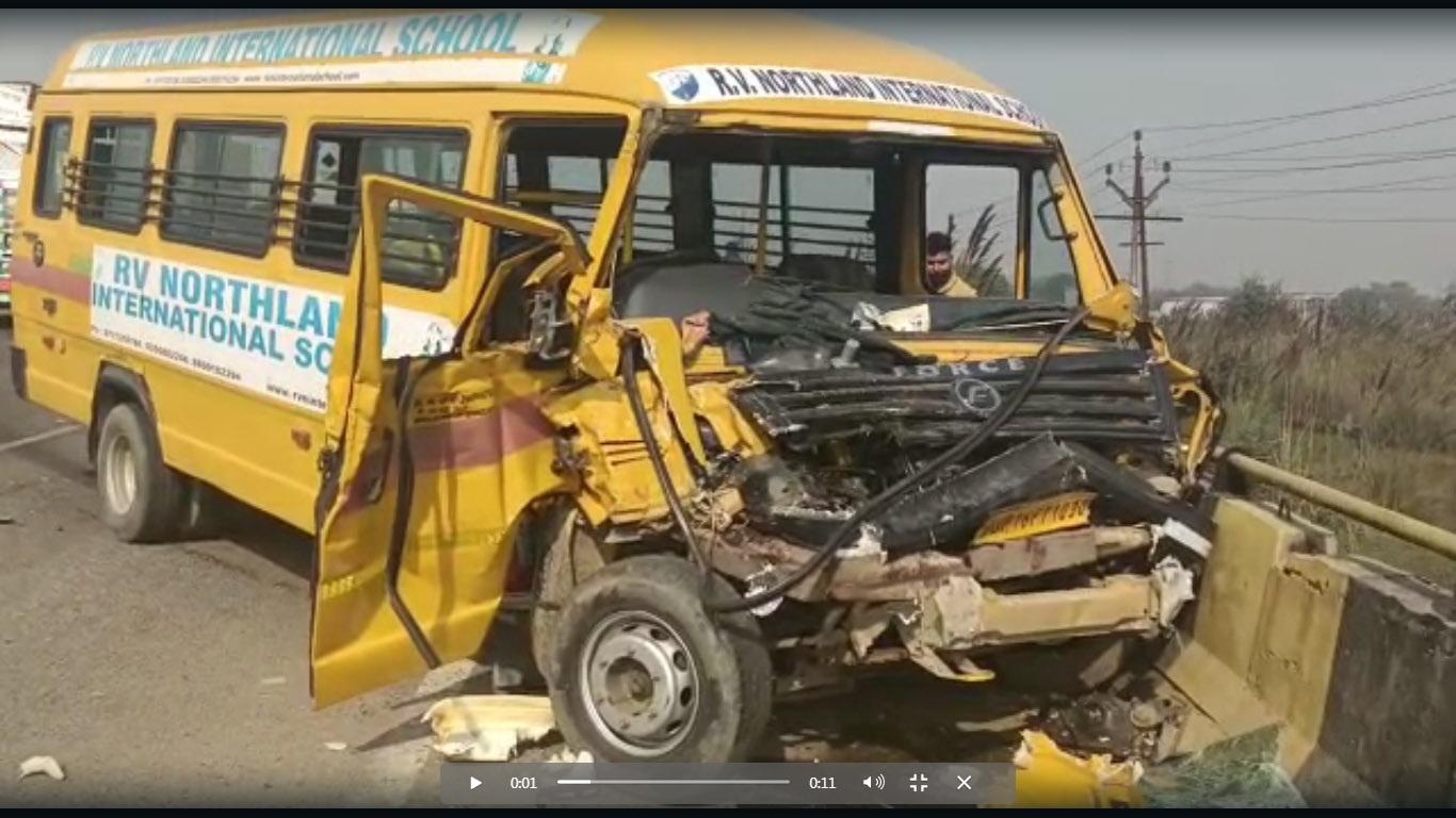 Dadri News : स्कूल बस कैंटर से टकराई, दो छात्र व ड्राईवर घायल