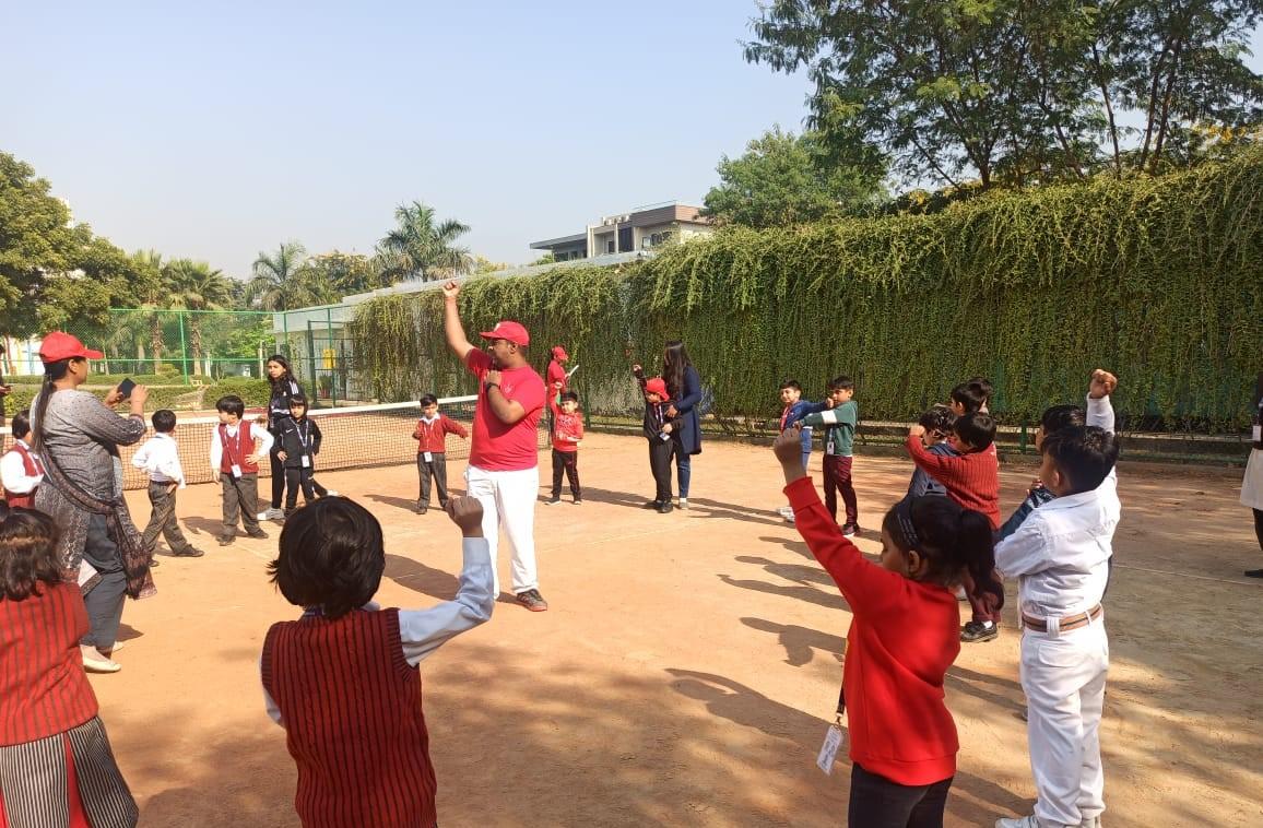 Greater Noida News : छात्र-छात्राओं को लान टेनिस के बारे में दी जानकारी
