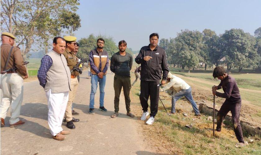 Gorakhpur: रैलिंग का काम विधायक ने रूकवाया, पूछा कौन करवा रहा है निर्माण कार्य