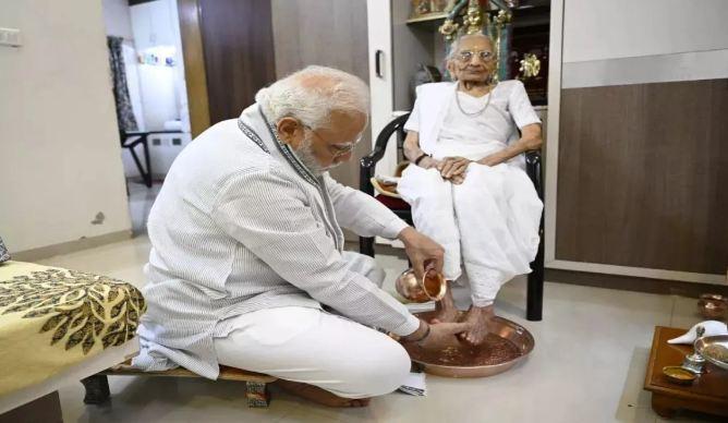 PM Modi’s mother Heeraben मां को देखने अहमदाबाद पहुंचे पीएम नरेंद्र मोदी