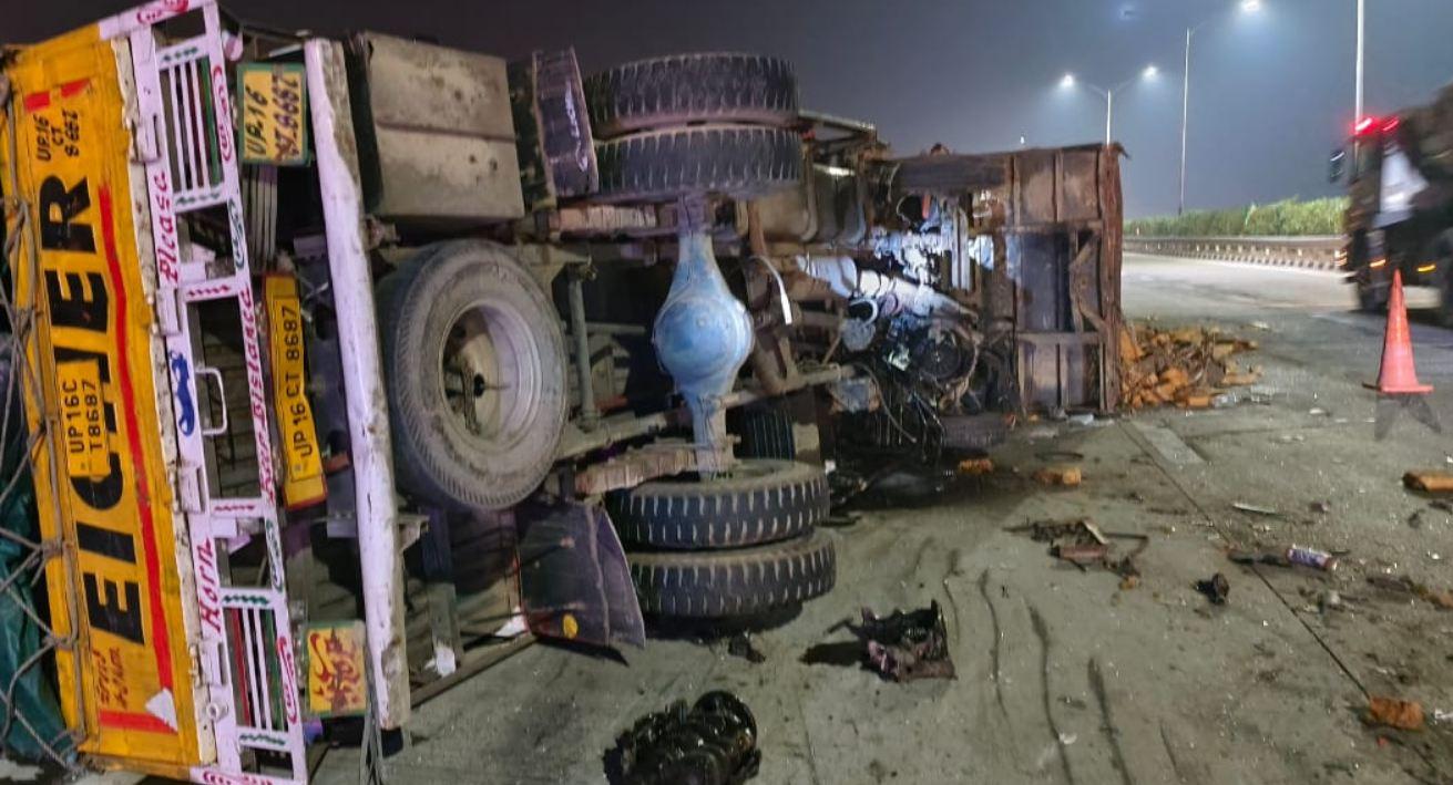 Greater Noida कैंटर ने गुड़ से लदे ट्रैक्टर में टक्कर, मारी चालक की मौत