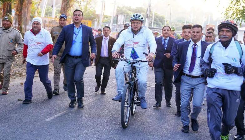 Dehradun: CM धामी ने विंटरलाइन कार्निवल साइकिल रैली को हरी झंडी दिखाई