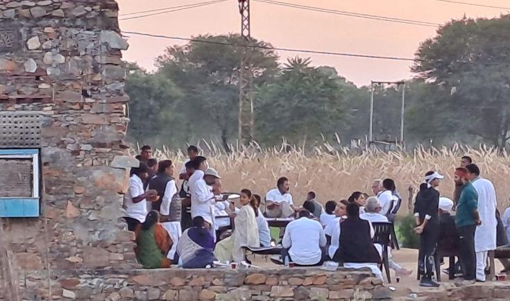Rajsthan News: किसान के घर रूके राहुल गांधी, मशीन से चारा काटा