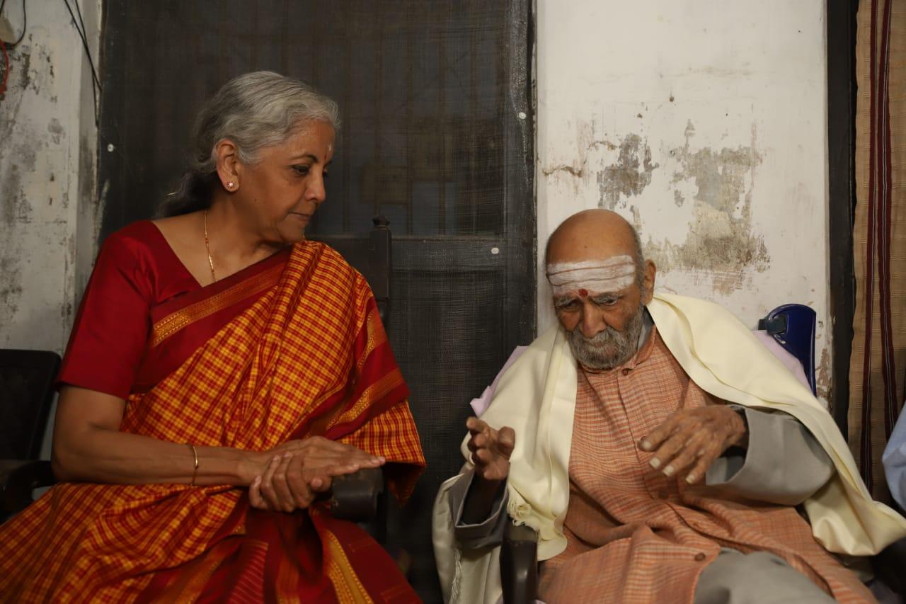 Varanasi News :  वाराणसी प्रवास के दौरान भारती के घर गयीं सीतारमण