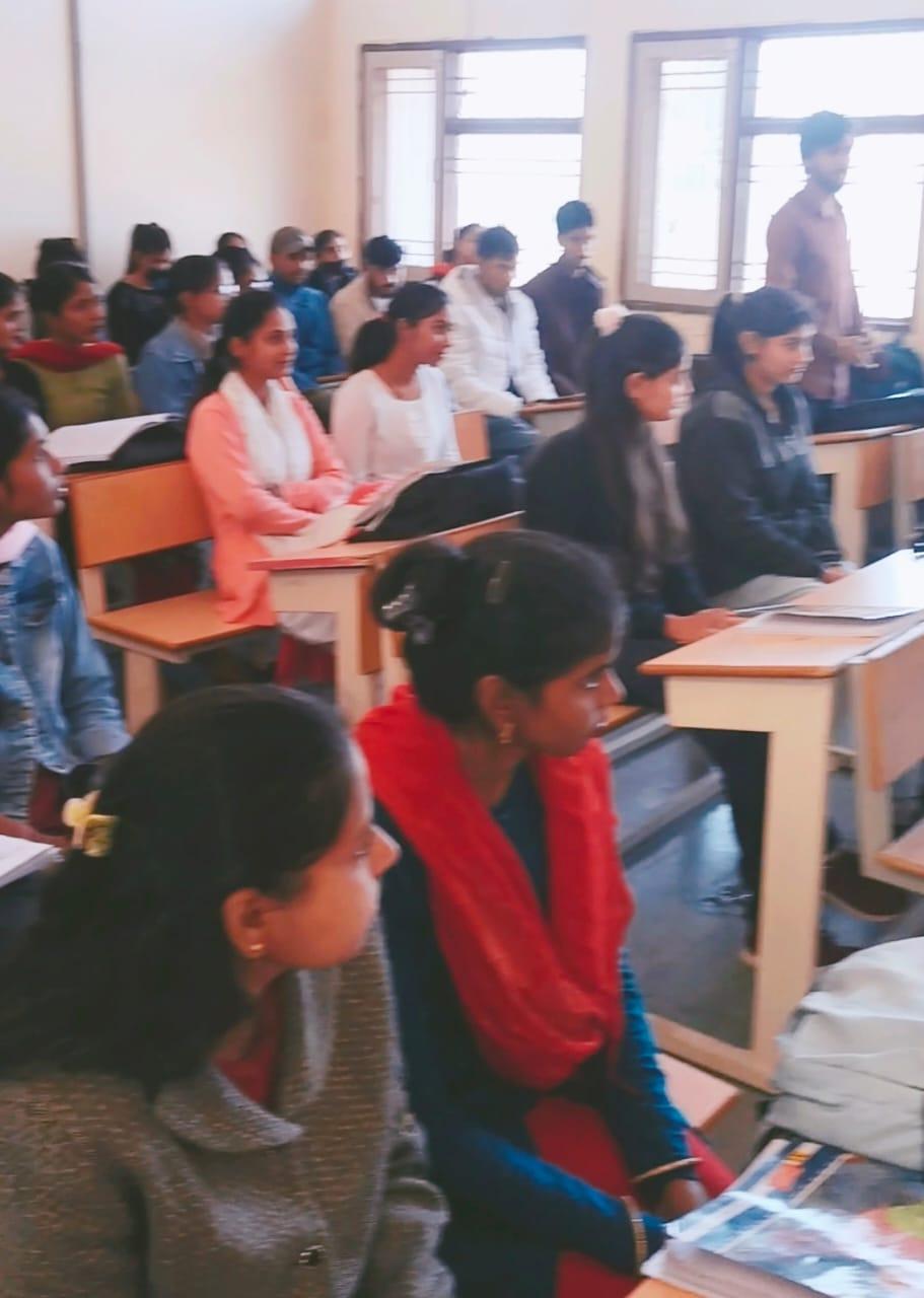 Education News: आईजीयू में “हिंदी में रोजगार की संभावनाएं” विषय पर व्याख्यान