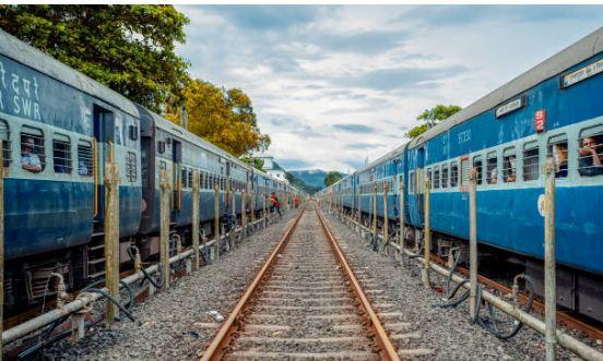 Indian Railway: ट्रेनों के परिचालन के लिए निजी संचालकों की सेवाएं लेने का विचार नहीं:सरकार