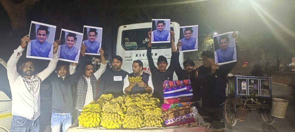 Noida News: Distributed blankets and fruits to the poor on the birthday of the MLA