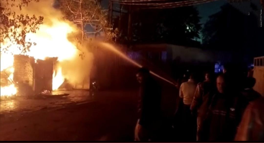 Kanpur Fire Incident :  आग लगने से हरबंस मोहाल की छः दुकानें जल कर राख़, किसी के हताहत होने की खबर नहीं।