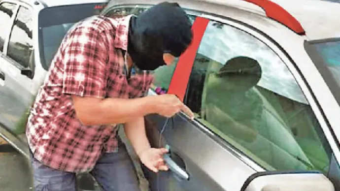 Greater Noida West News: “गुलेल गैंग” अब कार से उड़ा लेता है पानी की बोतल और लंच बॉक्स भी!
