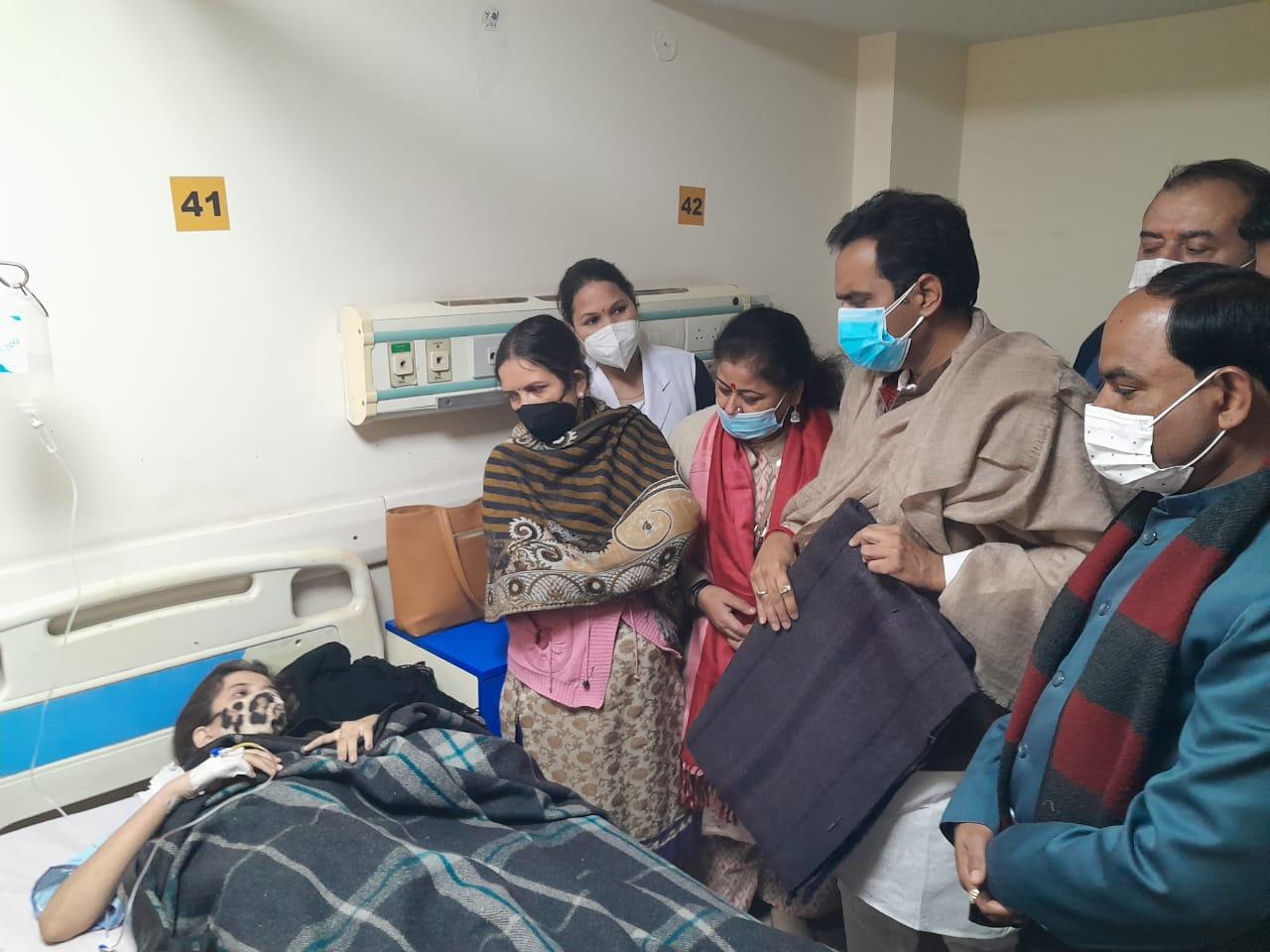 Noida News : जिला अस्पताल के मरीजों को बांटे कंबल