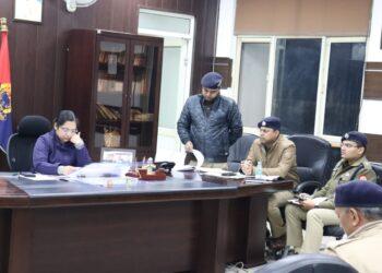 Noida News : Police Commissioner Gautam Budh Nagar Smt. Laxmi Singh held a meeting with Additional Commissioner of Police, Law and Order and senior police officers regarding the grand / safe completion of the upcoming G-20 conference.