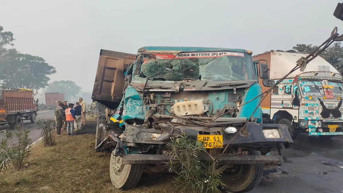 Uttar Pradesh: आपस में टकराए 4 वाहन, 2 व्यक्ति जिंदा जले, 1 की कूदने से मौत