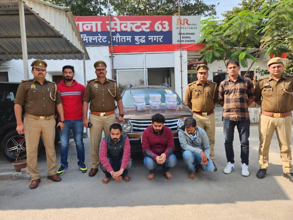 Noida News: Fake phone in original iPhone box, police busted the gang