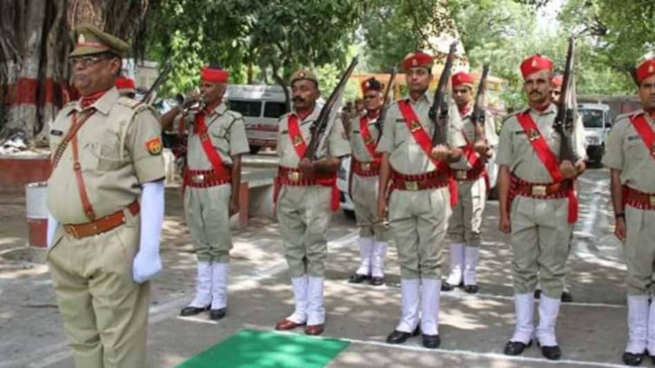 UP News: PAC jawans ordered to stop in front of the houses of senior officers and salute