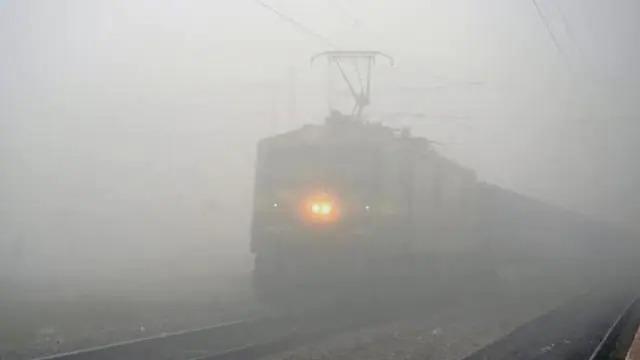 Weather News : दिल्ली में मौसम के पहले घने कोहरे से रेल, सड़क यातायात प्रभावित
