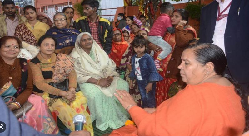 MP News: उमा भारती ने आखिर एमपी सरकार के खिलाफ मंदिर में क्यों डेरा डाला