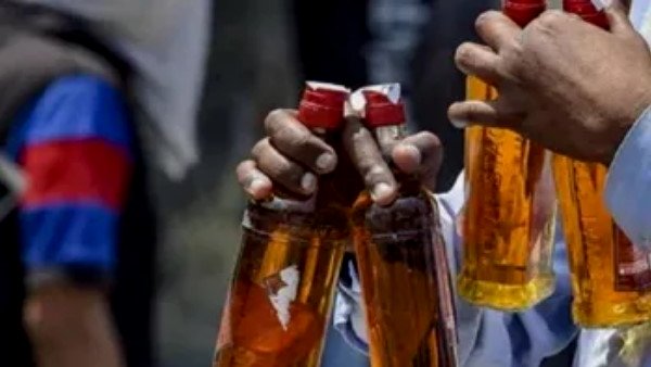 Delhi Liquor Policy: दिल्ली में 1 AM नहीं अब होगा 3 AM, शराब पीने वालों की उम्र भी घटेगी