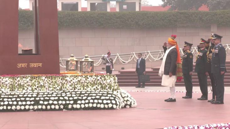 Republic day: PM मोदी ने राष्ट्रीय समर स्मारक पहुंच दी शहीदों को श्रद्धांजलि